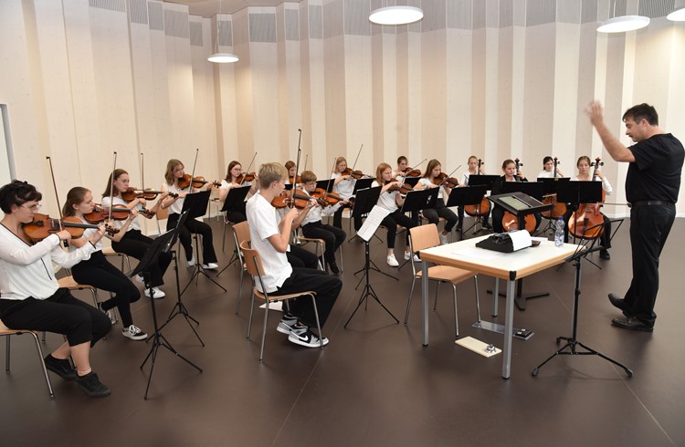 60 Jugendliche musizierten am Eröffnungskonzert im neuen Orchestersaal. Das Bild zeigt das Streicherensemble der Musikschule oberer Sempachersee bei seinem Auftritt. (Foto Daniel Zumbühl)
