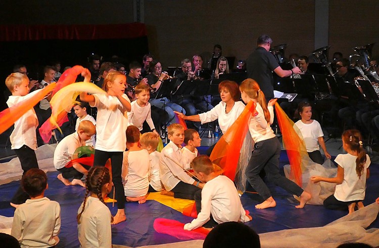 Die Grundschüler aus Hildisrieden gaben unter der Leitung von Barbara Menberg ihre Choreografien zum Besten.  (Emil Barmet)