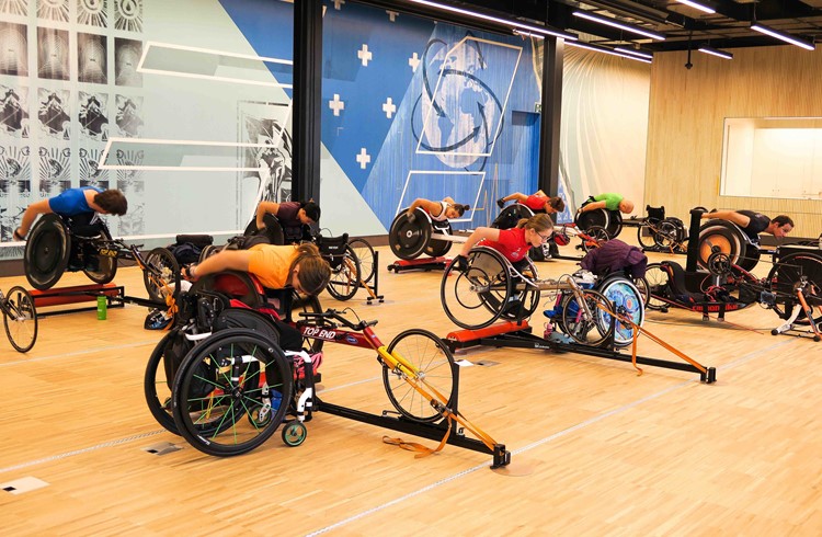 Einige Para-Leichtathleten trainieren in der Rollen-Trainingshalle im SPZ. (ZVG)