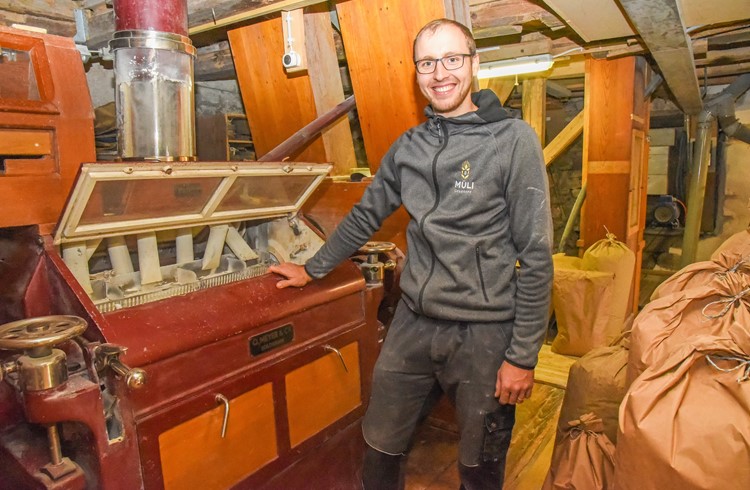 Mit den verschiedenen Walzen wird die Schale vom Mehlkörper aufgebrochen und die einzelnen Bestandteile gemahlen, erklärte Jonas Imfeld auf der Tour durch die alte Mühle in Geuensee. (Foto Livia Kurmann)