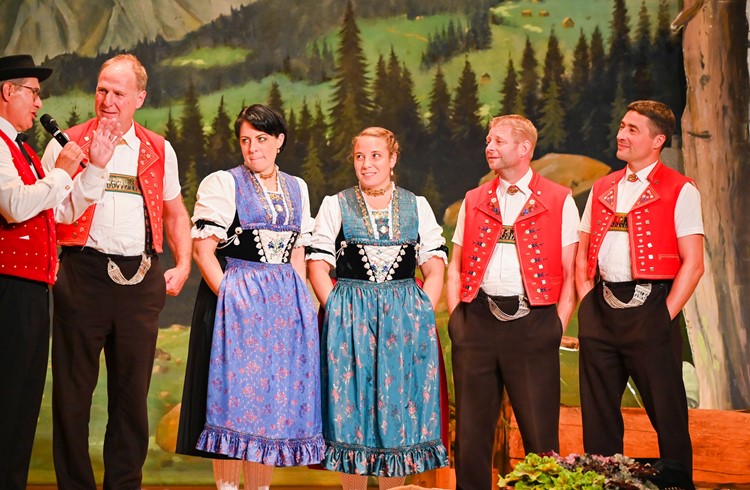 Die sechs Gastsänger aus dem Appenzell erzählten von ihrer Tradition. (Foto Werner Mathis)