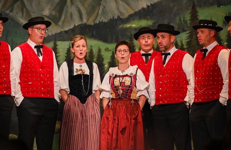 Der Jodelklub Neuenkirch präsentierte regionale Lieder.  (Foto Werner Mathis)