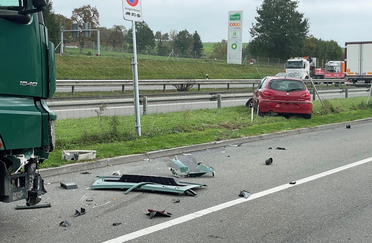 Das verunfallte Auto kam am Autobahnabgrenzungszaun zum Stillstand. (Foto Luzerner Polizei)