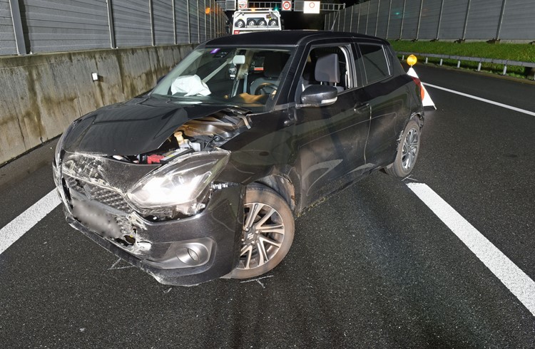 Das stark beschädigte Auto der Lenkerin, die am Donnerstag auf der A2 bei Emmenbrücke ins Schleudern geraten und gegen eine Betonbrüstung gefahren war. (Foto Luzerner Polizei)