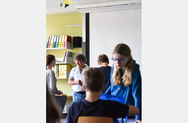 Armin Weingartner unterhält sich auf Französisch mit einer Schülerin. (Foto Stefanie Zumbach)