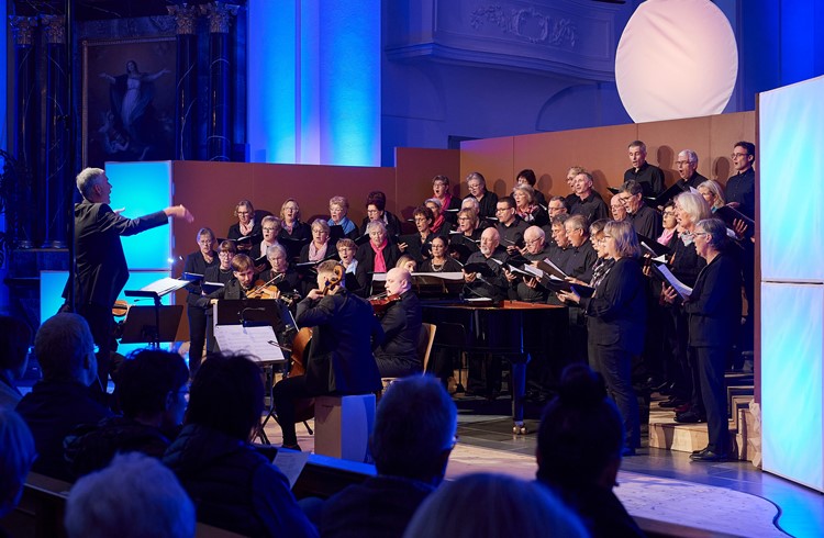 Ein Lichtkonzept ergänzte die Klänge von Chor und Orchester. (Foto Corinne Sägesser/ZVG)