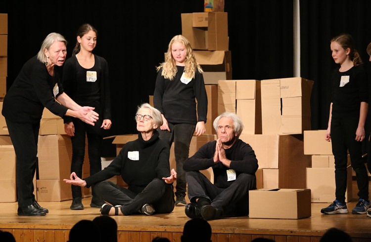 Beim Theaterprojekt machten sechs Seniorinnen und Senioren sowie 17 Schulkinder mit. (Foto Geri Wyss)