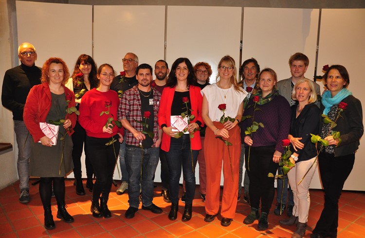 Die 14 anwesenden Kantonsratskandidierenden mit Ylfete Fanaj (Mitte) und Nadja Stadelmann Limacher (2.v.l.). (Foto Flavia Rivola)
