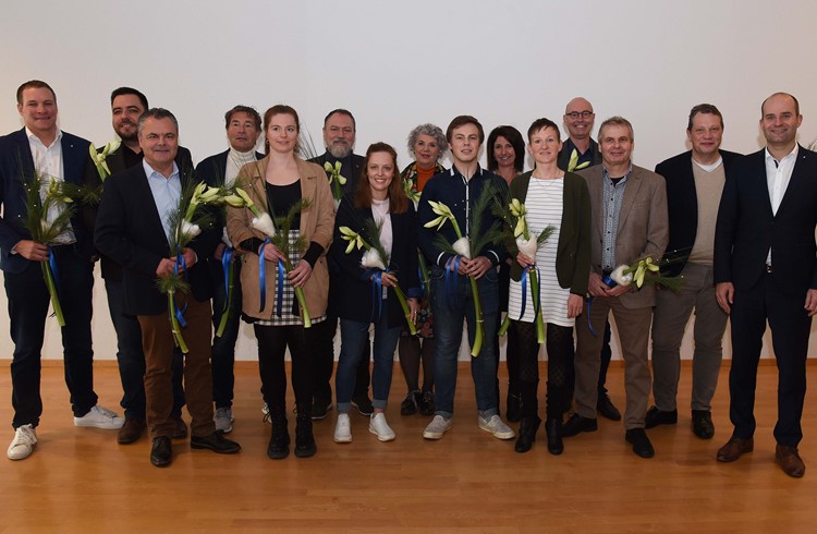 Die 14 anwesenden Kandidierenden für die FDP.Die Liberalen mit Regierungsrat Fabian Peter (rechts). (Foto Flavia Rivola)