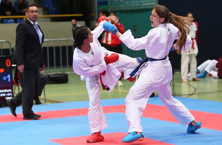 Vom 26.-27. November 2022 fanden in der Stadthalle in Sursee die Karate  Schweizermeisterschaften statt. Nia Staub wurde Schweizer Meisterin. Auf dem Bild mit Melanie Houthise. (Ana Birchler-Cruz)
