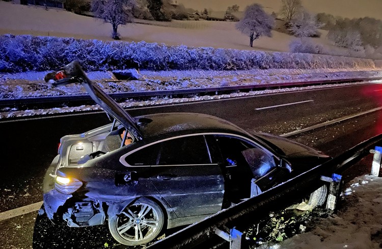 Einen Unfall gab es am Samstag kurz vor Mitternacht auch auf der Autobahn A2 bei Schenkon. (Foto ZVG)