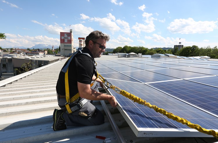 Die Installation von Photovoltaikanlagen wird auch 2023 vom Kanton unterstützt. Hier im Bild: Photovoltaik auf dem Dach der Sigmatic in Sursee. (Foto Ana Birchler-Cruz)