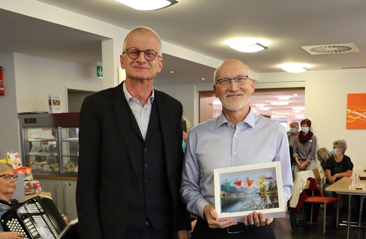 Gemeindepräsident Kari Huber gratulierte Peter Odermatt persönlich. (Foto zVg)
