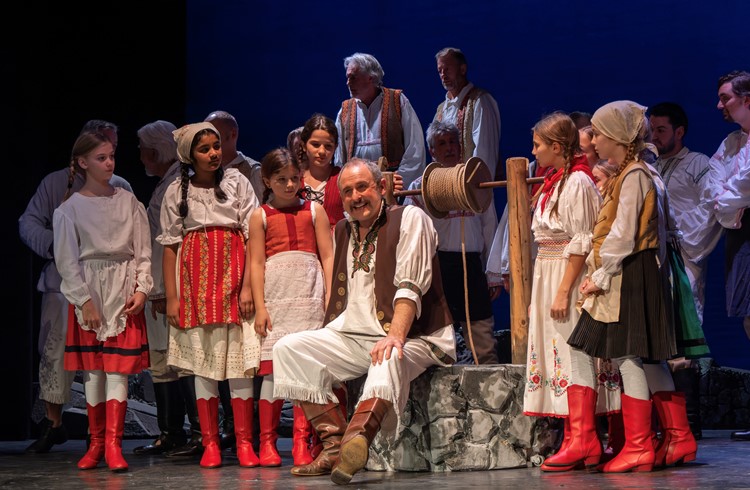 Erstmals spielt ein Kinderchor bei einer Operettenproduktion der Musik- und Theatergesellschaft mit. In der Mitte Martin Weidmann als Schweinezüchter Kálmán Zsupán. (Foto Roberto Conciatori/zVg)