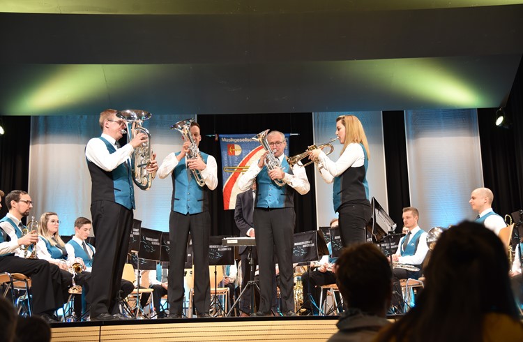 Ein Quartett spielte die Einleitung zu «Stärn über Bärn» aus dem Musical «Dällebach Kari». (Foto Céline Estermann-Erni)