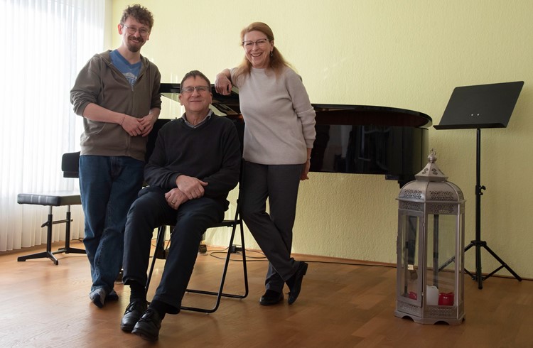Alban Müller, Pius Müller und Michelle Bulloch (von links) verwandeln regelmässig ihr Wohnzimmer in einen gemütlichen Konzertraum. (Foto Stefanie Zumbach)