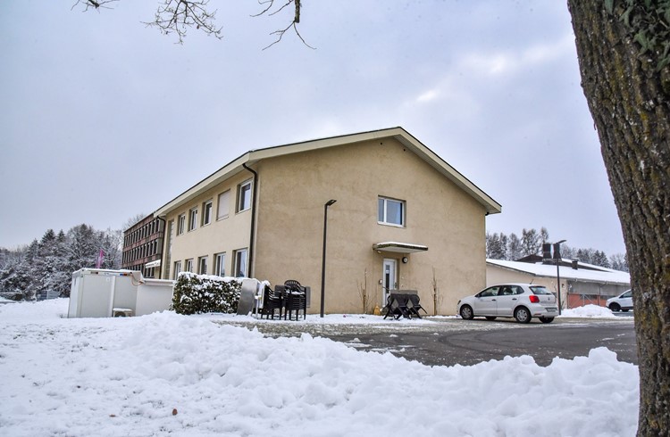 Im umgebauten Suisag-Gebäude auf der Allmend Sempach sind derzeit rund 30 Ukrainerinnen und Ukrainer zu Hause.  (Foto Franziska Haas)