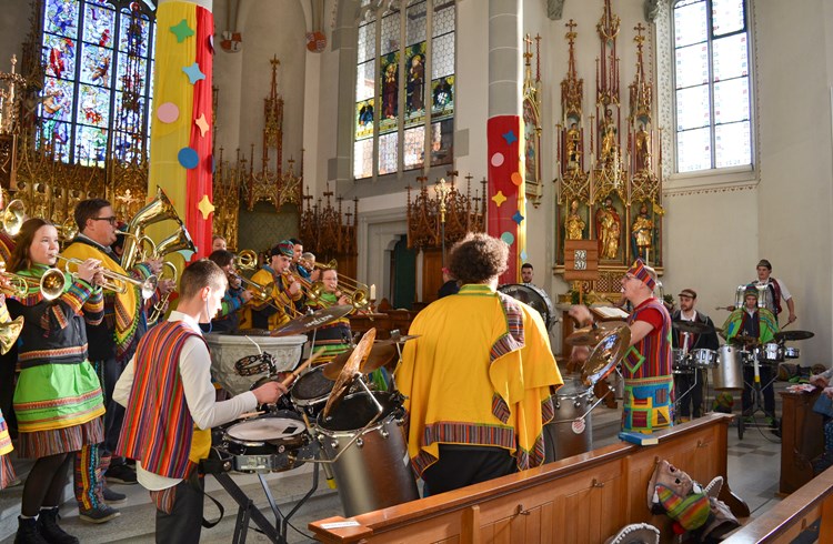 Die Lüütertüter mit Tambi Stefan Barmet füllten die Kirche mit fasnächtlich-heimeligen Klängen. (Foto Emil Barmet)