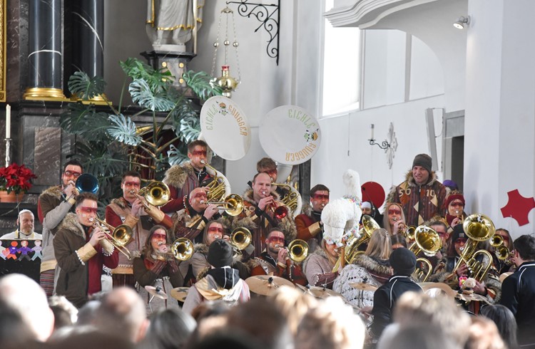 Mal eine andere Musik, als man es sich sonst in der Kirche gewohnt ist: Die Eichleguugger füllten den Raum mit Guuggenklängen. (Foto Franziska Haas)