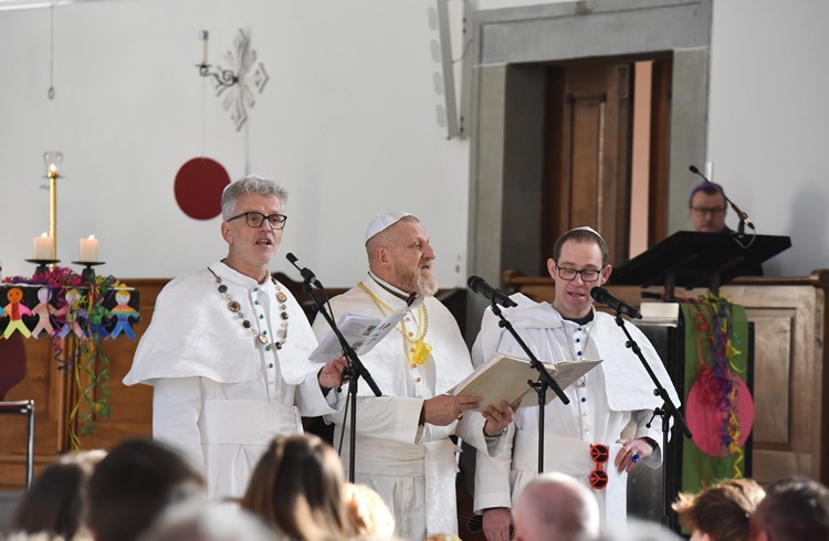 Die drei Päpste liessen das Kirchenvolk lachen (v.l.) Herbert Gut, Franz Zemp und Urban Schwegler.  (Foto Franziska Haas)