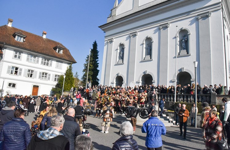 Der Antifasnächtler mag sie nicht, für die Traditionalistin gibt es keine Fasnacht ohne sie: die Musik der Guuggen. Hier im Bild sind die Eichleguugger auf der Kirchentreppe in Sempach zu sehen. (Foto Franziska Haas)