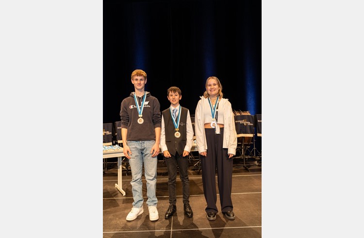 Die Sieger der Juniorenmeisterschaft der Cornets und Trompeten: Ray Bucher (Sempach), Lino Erni (Neuenkirch) und Silja Roth (Uffikon) (v. l.). (Foto Dominik Baumgartner)