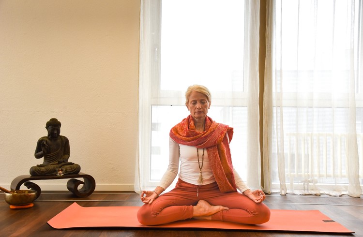 Die Yogalehrerin Marlis Noetzli meditiert seit über 25 Jahren.  (Foto Franziska Haas)