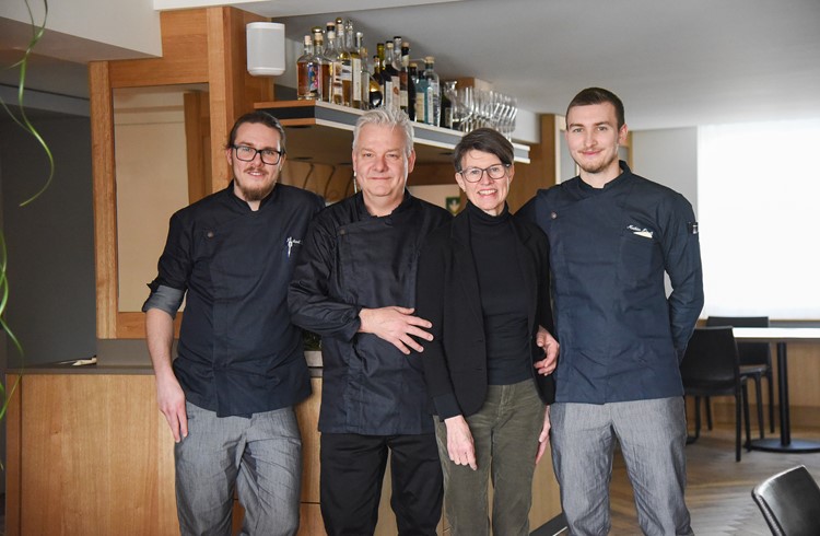 Raphael, Hanspeter, Heidi und Mathias Künzli (von links) leiten das Bistro Restaurant Adler zusammen. (Foto Stefanie Zumbach)