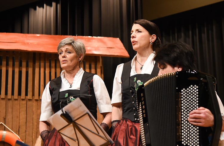 Die beiden Solistinnen Anja Maria Staub (links) und Nadia Lötscher mit Akkordeonistin Andrea Stocker.  (Foto Flavia Rivola)