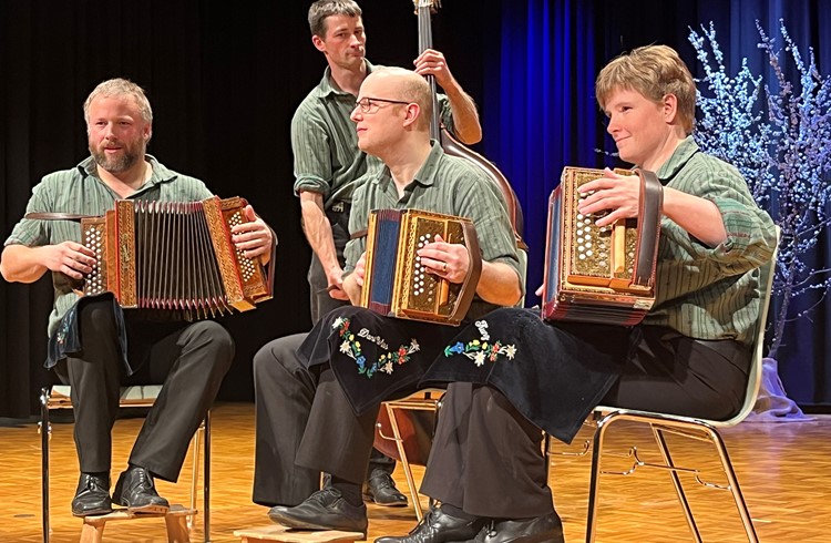 Die Schwyzerörgelifrönde Rast-Wyss sorgten für die traditionelle, musikalische Umrahmung.  (Foto Lukas Bucher)