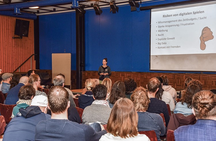Psychologin Katja Erni referierte im Plenum und am Workshop. (Foto Flavia Rivola)