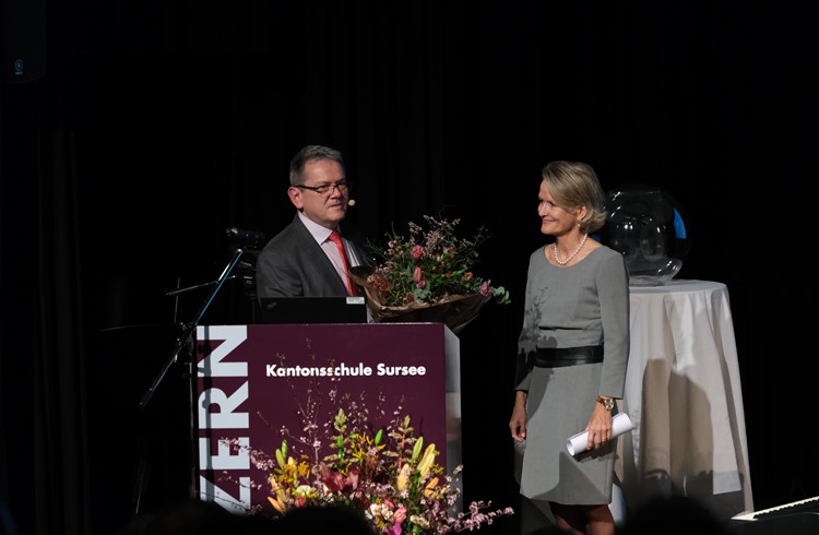 Rektor Ulrich Salm übergibt Andrea Gmür-Schönenberger einen Blumenstrauss. (Foto ZVG)