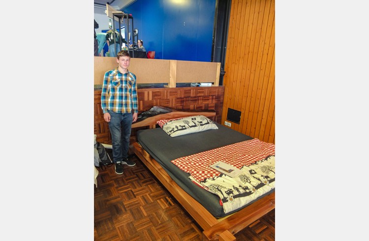 Janis Koch ist stolz auf sein Abschlussprojekt. Er hat ein Bett gezimmert. (Foto Michael Hausheer)