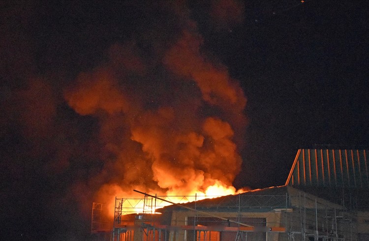 Das Dach des Neubaus des Golfclubs in Hildisrieden brannte vergangenes Wochenende. (Foto Luzerner Polizei)