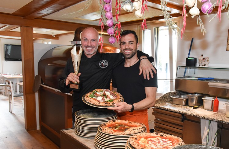 Geschäftsführer Sergio Napoletano (l.) und Pizzaiolo Giulio Abussi freuen sich über ihre Auszeichnung. (Foto Flavia Rivola)