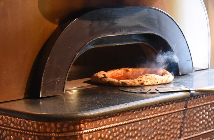 Frisch zubereitete Pizza. (Foto Flavia Rivola)