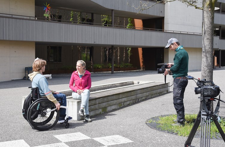 Nicole Bircher sprach mit einem Bewohner der Paraplegiker-WG in Schenkon. (Foto Stefanie Zumbach)