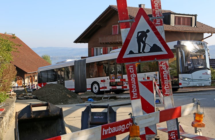Die Platzverhältnisse innerhalb der Baustelle Oberdorfstrasse sind auch für die Busse eng. (Foto Geri Wyss)
