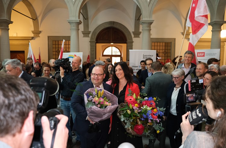 Armin Hartmann und Ylfete Fanaj lassen sich im Regierungsgebäude nach der Bekanntgabe der Resultate feiern. (Foto Roseline Betschart)