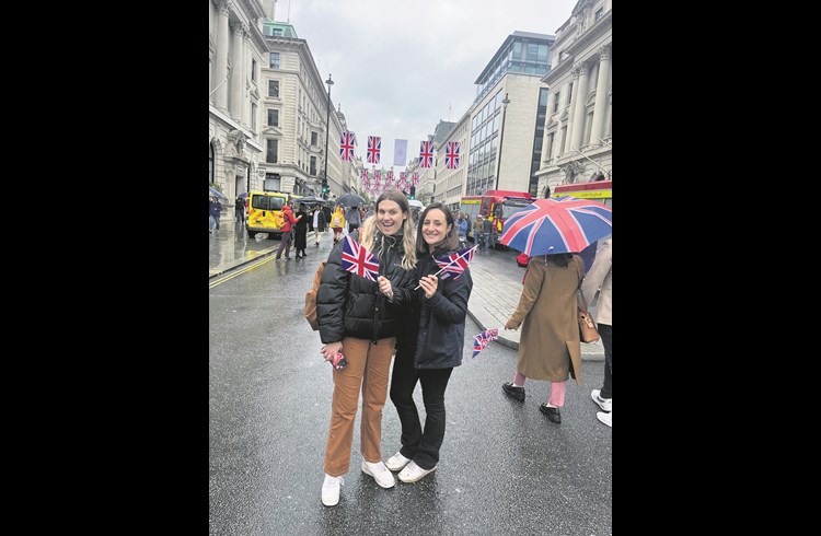 Jemma (links) und Franziska unterweg im feierlich geschmückten London. (Foto zvg)