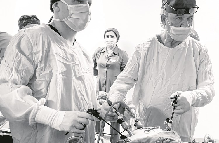 Lukas Bühlmann (links) während einer Laparoskopie, eine Bauchspiegelung, die nur kleine Hautschnitte nötig macht und bei der die Instrumente für den Eingriff in den Bauchraum eingeführt werden. (Foto zvg)