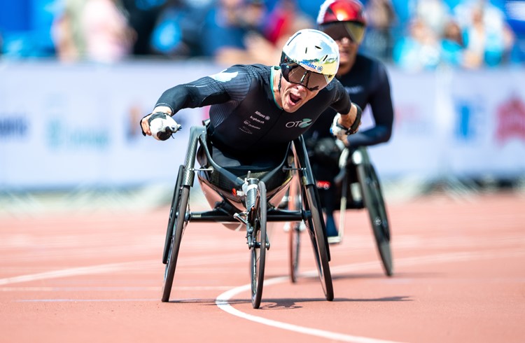 Marcel Hug freut sich über den Weltrekord über 5000 Meter. (Foto Tobias Lackner)
