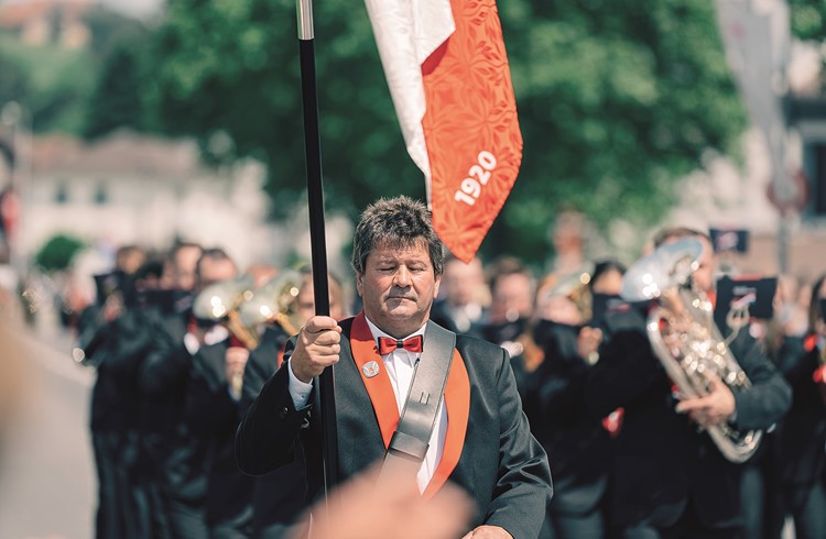 Viel Sonnenschein: Der Fähnrich der Brass Band Feldmusik Knutwil wird von der Sonne geblendet. Dennoch erreichte sein Korps bei der Parademusik in der 1. Klasse Brass Band den ersten Rang. (Foto Roger Dula)