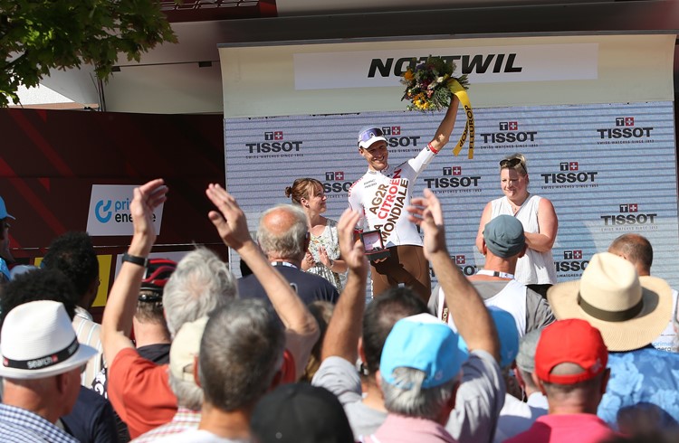 Für den gebürtigen Geuenseer und nun in Nottwil wohnhaften Michael Schär war es die 11. und letzte Tour de Suisse. Nach der Rangverkündigung wurde ihm herzlich für seine Leistung gedankt.  (Ana Birchler-Cruz)