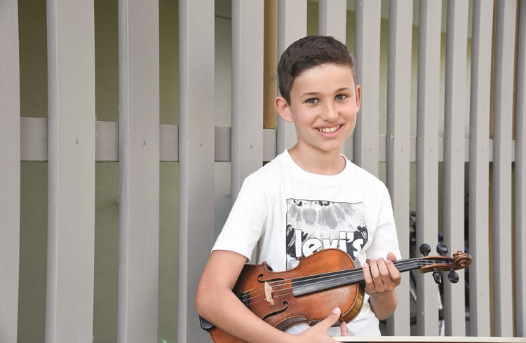 Lorin Erni spielt seit seinem vierten Lebensjahr Violine. (Foto Stefanie Zumbach)