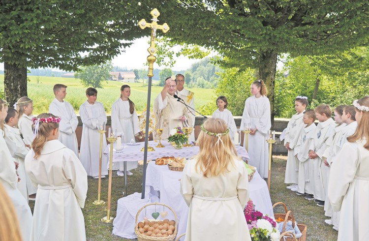 Die Erstkommunikantinnen und Erstkommunikanten feierten am Altar den zentralen Moment der Feier. (Foto Emil Barmet)