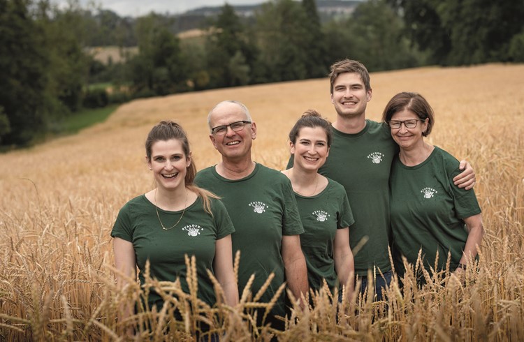 Die Familie Stalder, (v. l.) Annina, Toni, Salomea, Aurelian und Monika Stalder, bewirtschaftet einen 34 Hektar grossen Hof in Trutigen. (Foto zvg)