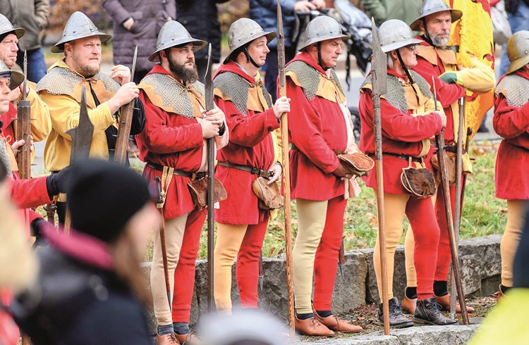 Über 20 Mitglieder sind Teil der historischen Kriegergruppe Sempach. (Foto zVg)