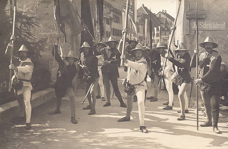 Die Kriegergruppe vor dem Tor des Sempacher Städtli. (Foto zVg)