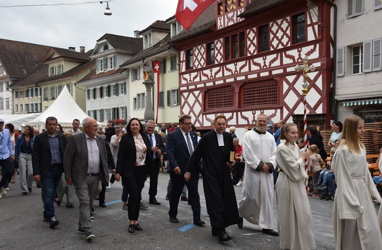 Die Festprediger Hans Weber (vorne links) und Franz Zemp sowie der Sempacher Stadtrat zogen freudig in die Kirche ein. (Foto Céline Estermann-Erni)